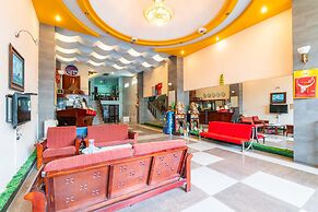 Super OYO 266 Golden Gate