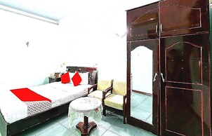 Super OYO 266 Golden Gate