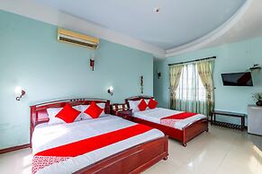 Super OYO 266 Golden Gate