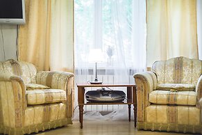 Apartment on Tryokhgorny Val 3