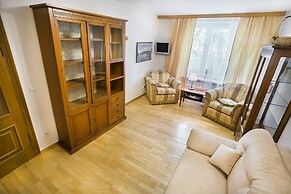 Apartment on Tryokhgorny Val 3