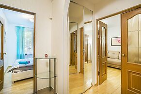 Apartment on Tryokhgorny Val 3