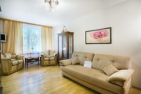 Apartment on Tryokhgorny Val 3