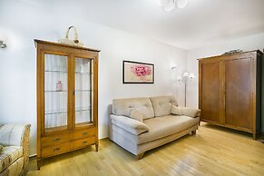 Apartment on Tryokhgorny Val 3