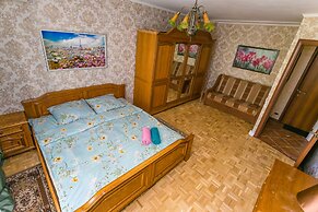 Apartment on Tryokhgorny Val