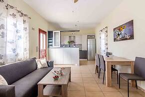 Spacious 2 Bedroom House with Fantastic Yard