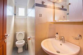 Spacious 2 Bedroom House with Fantastic Yard