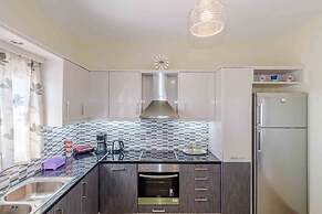 Spacious 2 Bedroom House with Fantastic Yard