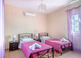 Spacious 2 Bedroom House with Fantastic Yard