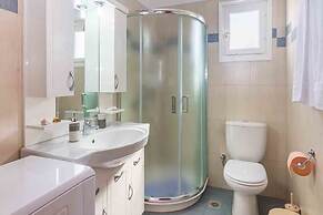 Spacious 2 Bedroom House with Fantastic Yard