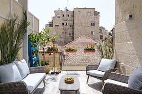 Design & Veranda next to Mahane Yehuda Market by FeelHome