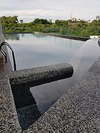 Executive Seaview at Icon Residence