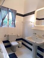 Glyfada Spacious Apartment Garden