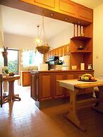 Glyfada Spacious Apartment Garden