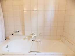 Glyfada Spacious Apartment Garden