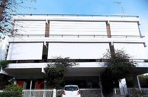 Glyfada Spacious Apartment Garden