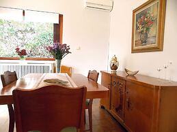 Glyfada Spacious Apartment Garden