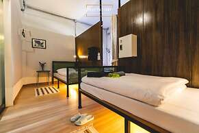 Post Factory Bed & Breakfast Sathorn Hostel - Adults Only