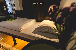 Post Factory Bed & Breakfast Sathorn Hostel - Adults Only
