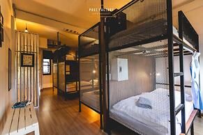 Post Factory Bed & Breakfast Sathorn Hostel - Adults Only
