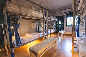 Post Factory Bed & Breakfast Sathorn Hostel - Adults Only