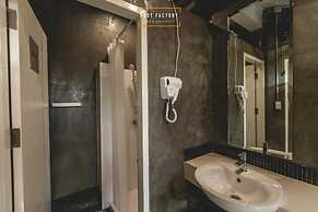 Post Factory Bed & Breakfast Sathorn Hostel - Adults Only