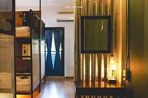 Post Factory Bed & Breakfast Sathorn Hostel - Adults Only