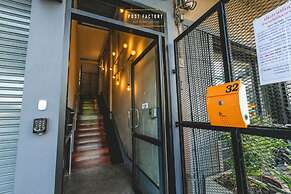 Post Factory Bed & Breakfast Sathorn Hostel - Adults Only