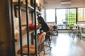 Post Factory Bed & Breakfast Sathorn Hostel - Adults Only