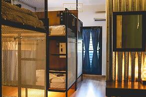 Post Factory Bed & Breakfast Sathorn Hostel - Adults Only