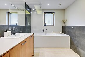 Waterlane Riverside SPA, Pool & Gym by Downtown Apartments