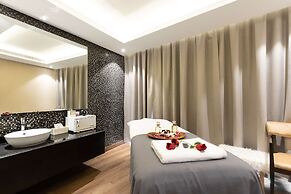 Radisson Blu Hotel, Dubai Canal View