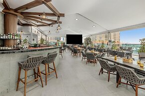 Radisson Blu Hotel, Dubai Canal View