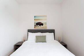 Beautiful and Cozy Steps From Mount-royal