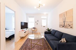 Beautiful and Cozy Steps From Mount-royal