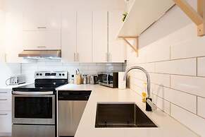 Beautiful and Cozy Steps From Mount-royal