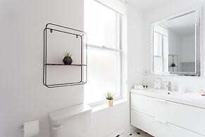 Beautiful and Cozy Steps From Mount-royal