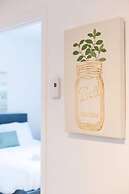 Beautiful and Cozy Steps From Mount-royal