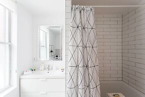 Beautiful and Cozy Steps From Mount-royal