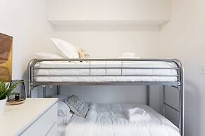 Beautiful and Cozy Steps From Mount-royal