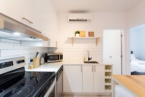 Beautiful and Cozy Steps From Mount-royal