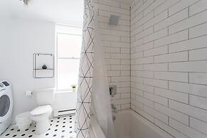 Beautiful and Cozy Steps From Mount-royal