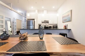 Amazing Plateau Loft Steps Away From Mount-royal