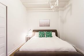 Amazing Plateau Loft Steps Away From Mount-royal