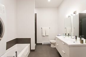Amazing Plateau Loft Steps Away From Mount-royal