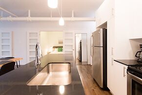 Amazing Plateau Loft Steps Away From Mount-royal