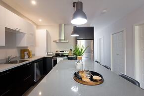 Brand New 3 Bedroom With Rooftop Patio