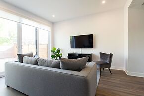 Brand New 3 Bedroom With Rooftop Patio