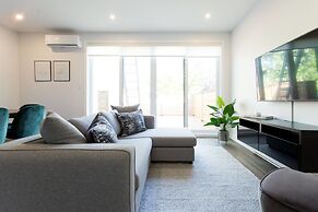 Brand New 3 Bedroom With Rooftop Patio