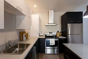 Brand New 3 Bedroom With Rooftop Patio